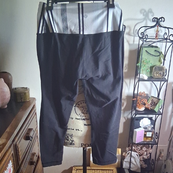 Lululemon Athletica Black and White Striped Capri  Leggings Size 6 - Picture 1 of 5
